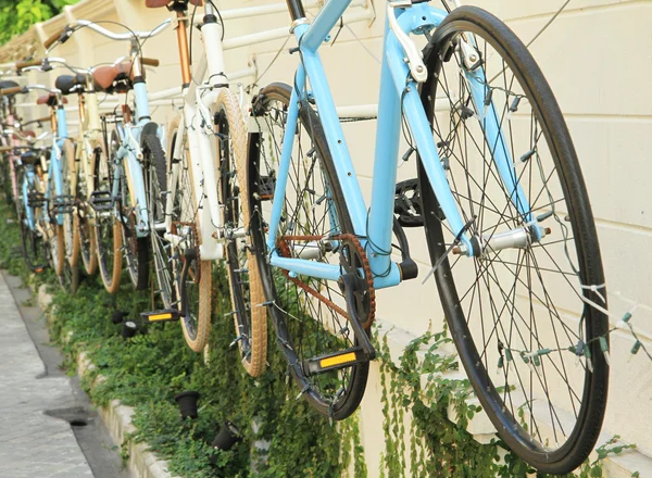 Rad av cyklar inredda på väggen — Stockfoto