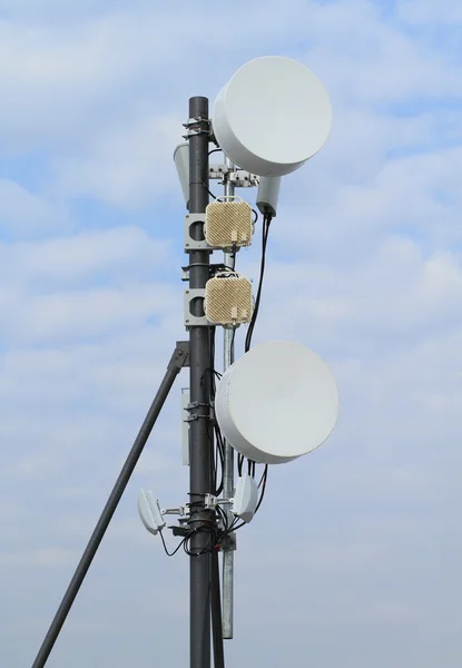 Mavi gökyüzü arka plan ile anten ekipman — Stok fotoğraf
