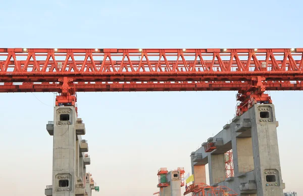 Yükseltilmiş demiryolu parça inşaat sahasında büyük sütunlar üzerinde