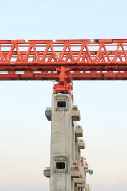 Yükseltilmiş demiryolu parça inşaat sahasında büyük sütunlar üzerinde