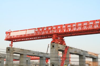 Yükseltilmiş demiryolu parça inşaat sahasında büyük sütunlar üzerinde