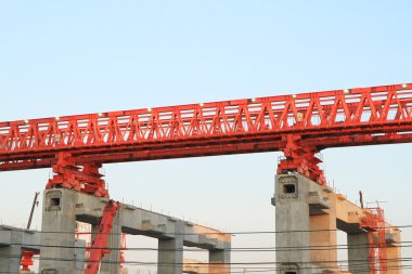 Yükseltilmiş demiryolu parça inşaat sahasında büyük sütunlar üzerinde