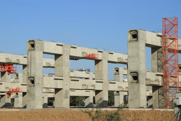 Fila de grandes colunas em construção — Fotografia de Stock