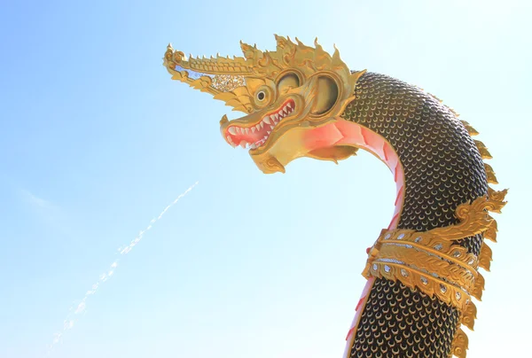 Naga heykeli mavi gökyüzü — Stok fotoğraf
