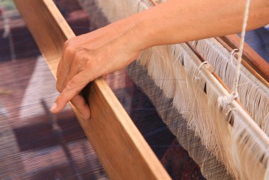 Kadın el desen dokuma tezgahı üzerinde