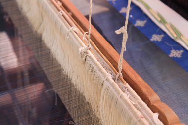 Tay ipek dokuma tezgahı üzerinde