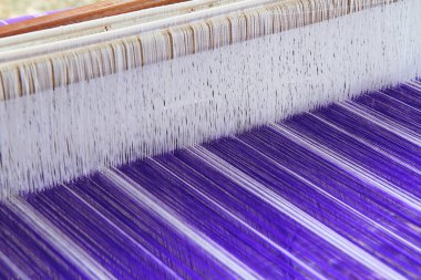 Tezgahı üzerinde mavi Tay ipek