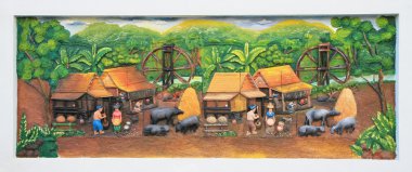 Tapınak duvarına geleneksel Tayland kültürünün taş oyması ve resmi