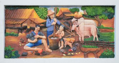 Tapınak duvarına geleneksel Tayland kültürünün taş oyması ve resmi