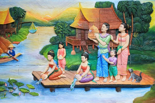 寺院の壁に伝統的なタイ文化の石の彫刻と絵画 — ストック写真