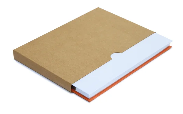 Белая тетрадь в коричневой бумажной коробке изолированы на белом фоне — стоковое фото