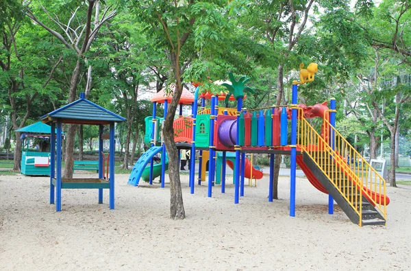 Colorido parque infantil en el parque — Foto de Stock