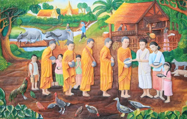 Steinschnitzerei und Malerei der traditionellen thailändischen Kultur an der Tempelwand — Stockfoto