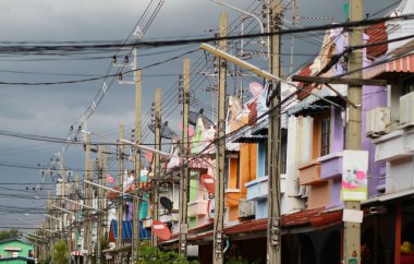 Elektrik direğinden ve Tayland dağınık kablo ile renkli evlerin satır