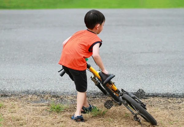 公園で自転車に乗るアジア系の少年 — ストック写真