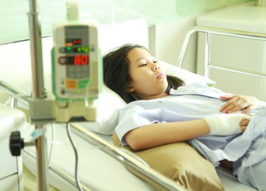 kadın hasta hastane yatağında
