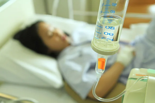 Kadın hasta hastane yatağında