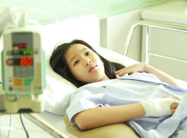 Woman patient in hospital bed — Stock Photo, Image