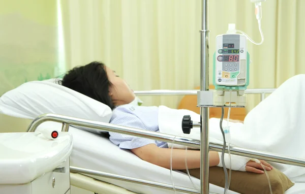 Patient im Krankenhausbett mit medizinischem Infusionstropfwerkzeug — Stockfoto