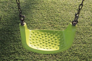 Yeşil çim sahada ayarla boş yeşil salıncak