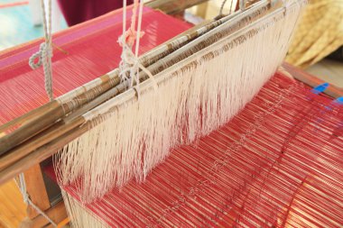 Tay ipek dokuma tezgahı üzerinde