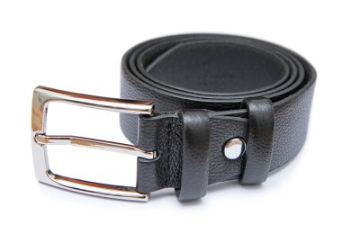 Beyaz arkaplanda siyah deri kemer izole edildi