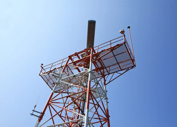 Kırmızı renk radar kulesi — Stok fotoğraf