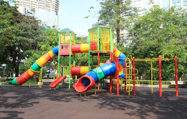 Colorido parque infantil en el parque — Foto de Stock