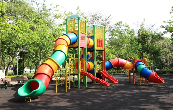 Colorido parque infantil en el parque — Foto de Stock