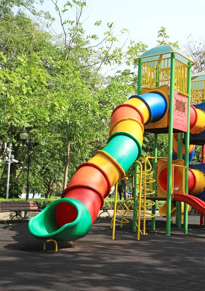 Kolorowy plac zabaw dla dzieci w parku — Zdjęcie stockowe