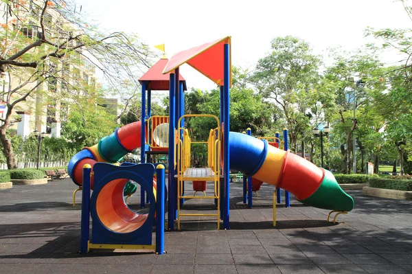 Colorido parque infantil en el parque — Foto de Stock