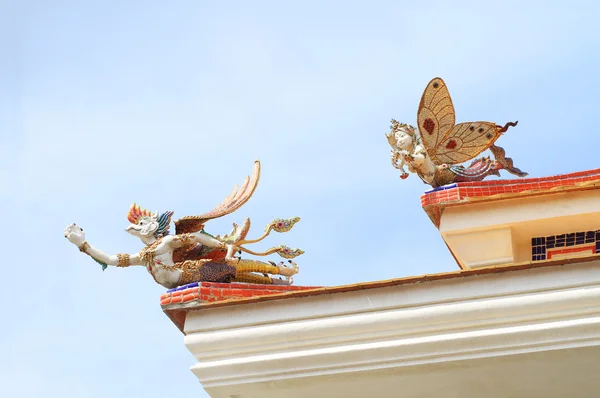 Traditionelle thailändische Skulptur Dekoration auf dem Dach des thailändischen Tempels — Stockfoto