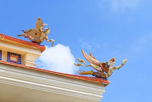 Παραδοσιακό ταϊλανδέζικο στιλ γλυπτική διακόσμηση στη στέγη Ταϊλάνδης ναός — Φωτογραφία Αρχείου