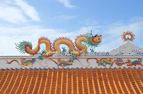 Traditional Chinese style sculpture decoration on the Thai temple roof — Stock Photo, Image