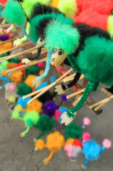 Färgglada hängande fluffiga struts leksak — Stockfoto