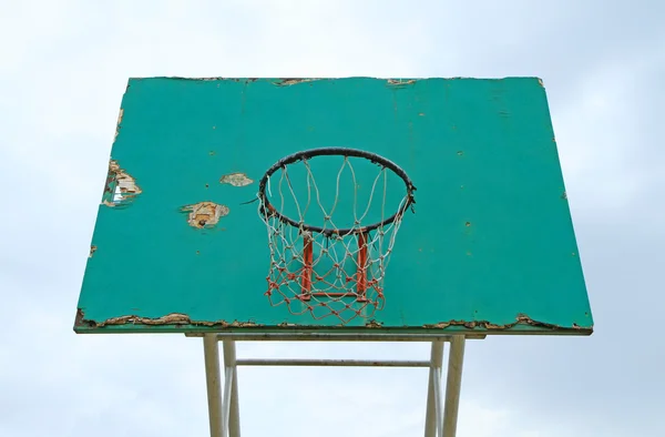 Basketbal bord tegen blauwe hemelachtergrond — Stockfoto