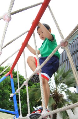 Asyalı çocuk parkında oynayan