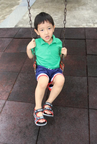 アジアの少年が公園でのスイングを再生 — ストック写真