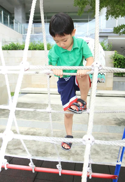 Azjatycki chłopiec bawi się na placu zabaw — Zdjęcie stockowe