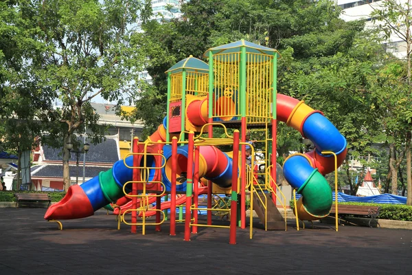 Parque infantil colorido no parque — Fotografia de Stock