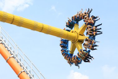 Roller Coaster Tema parkta oynayan insanlar