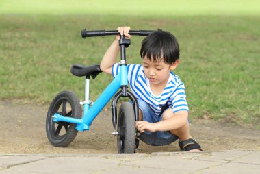 Asyalı çocuk bisiklet ile