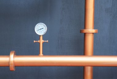 Bakır borular üzerinde yüklü basınç göstergesi metre