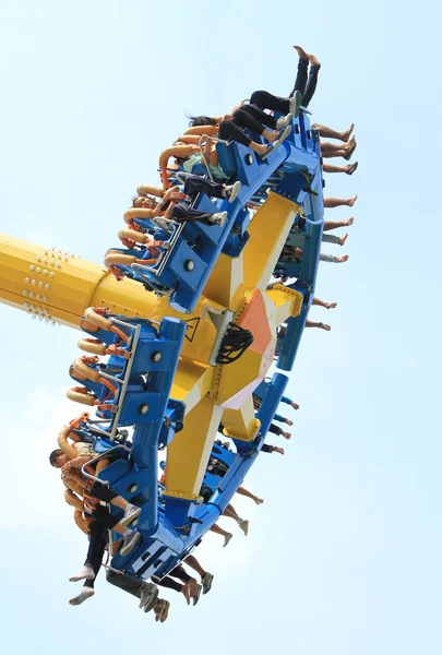 Люди, играющие в The Roller Coaster в тематическом парке — стоковое фото