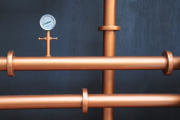 Bakır borular üzerinde yüklü basınç göstergesi metre