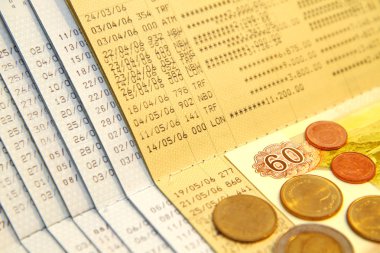 Banka hesabı hesap cüzdanı ile sikkeler yukarıdaki çok tasarruf