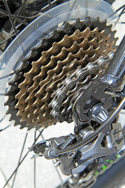 Механизм велосипедных передач на заднем колесе — стоковое фото