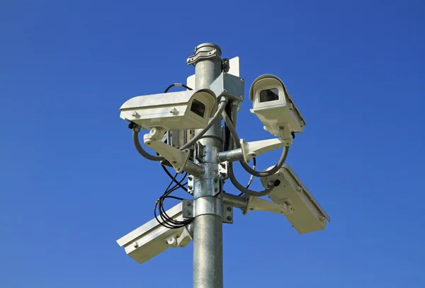 Mavi gökyüzü arka plan karşı güvenlik kameraları — Stok fotoğraf