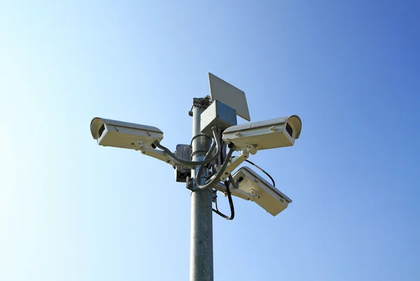 Telecamere di sicurezza contro sfondo cielo blu — Foto Stock