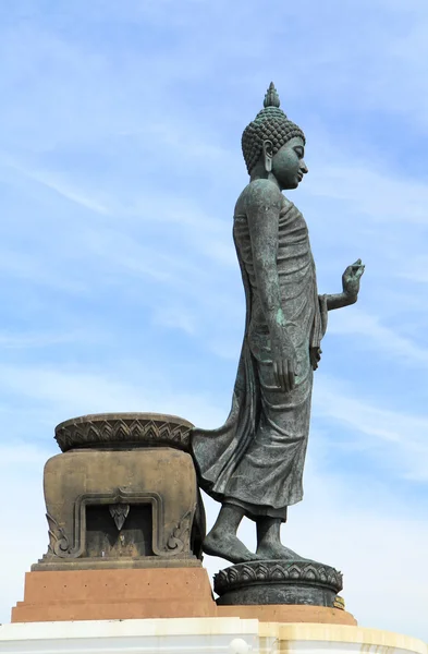 Buddha-Bild mit blauem Himmelshintergrund bei Phutthamonthon, Nakhon Pathom Provinz, Thailand — Stockfoto